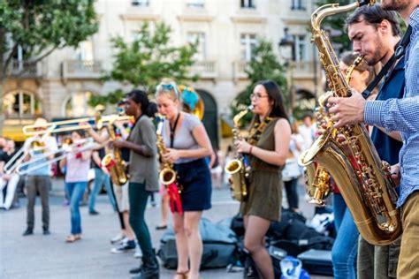 La Fête de la Musique: Un Concert Électrique avec le Charme Insouciant de Gad Elmaleh !